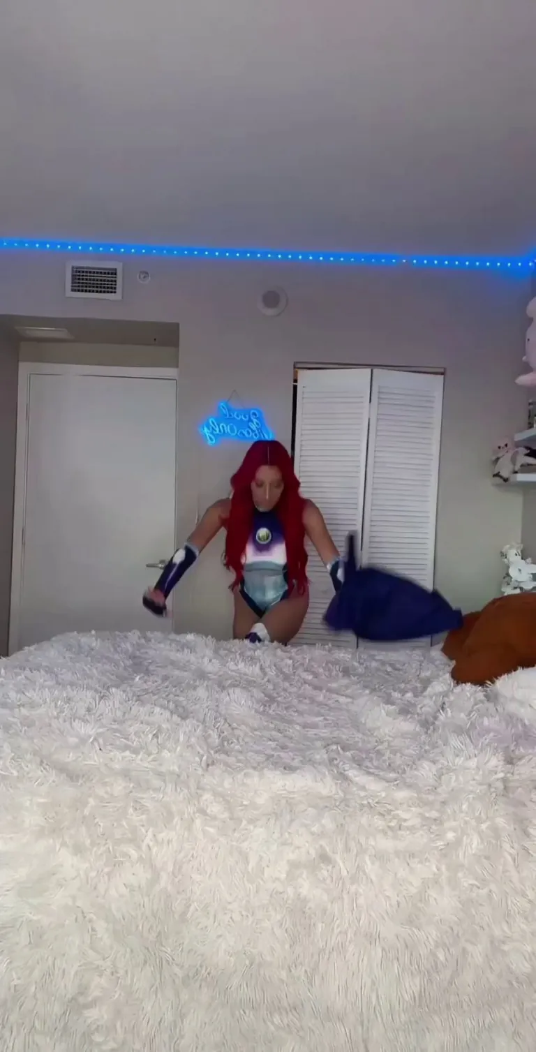 Starfire On/Off [Teen Titans] (Zoey Di Giacomo)