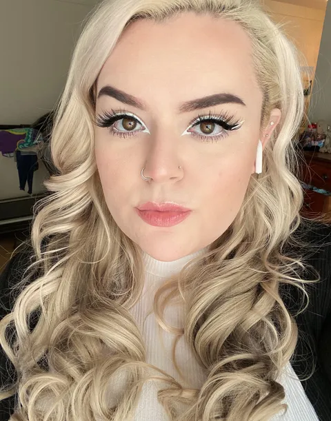 White graphic liner to start off this week 🤗✨