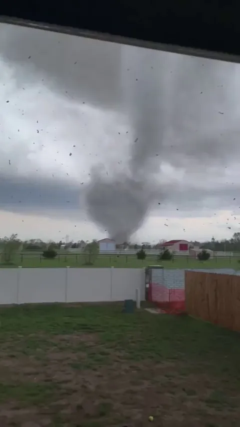 Man continues to film Andover Tornado right up untill it swallows his yard.