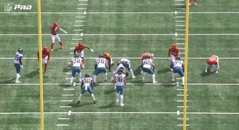 [Highlight] BTJ stops short on his route to avoid contact, causing an interception