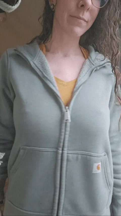 A little unzip to show off my pokies