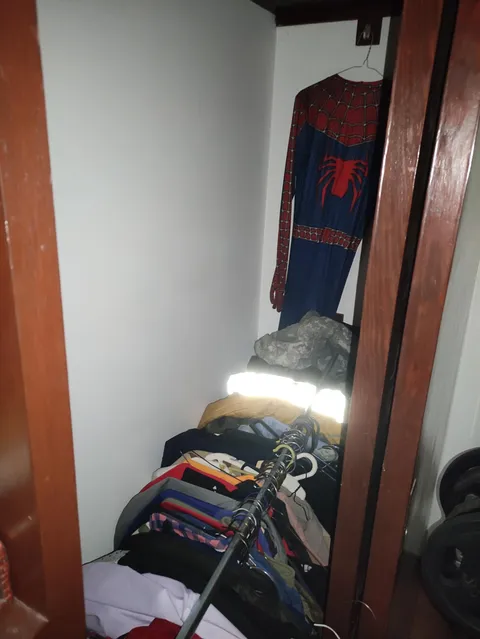 My clothes rod broke down and the only thing that didn't fall was the spiderman suit