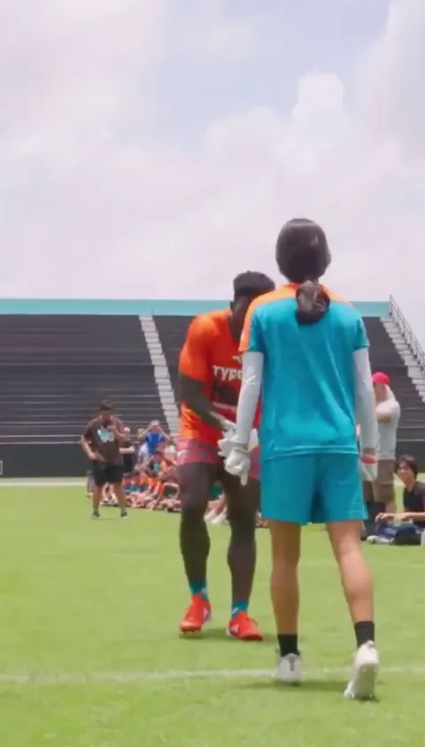 [Highlight] Tyreek Hill gets smoked in a 1-on-1 matchup