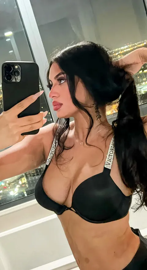 العيون تحكي… والباقي خيال.