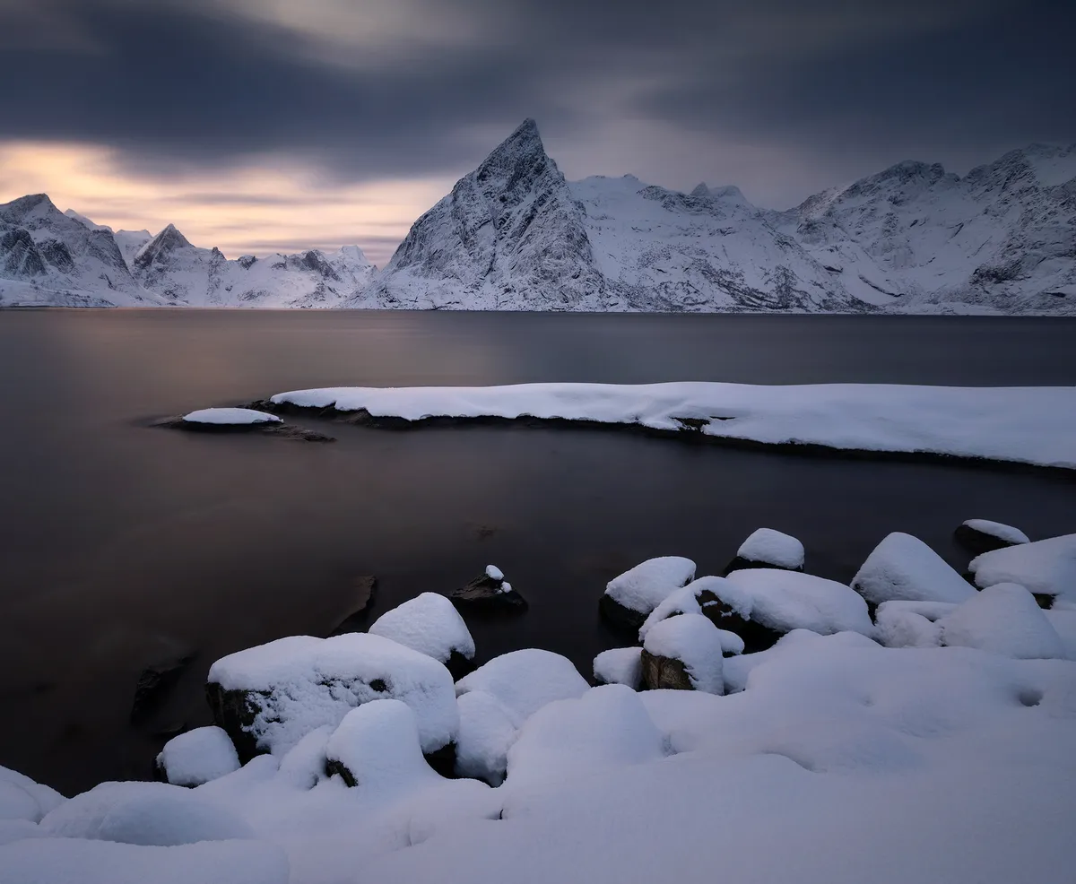 I know not everyone likes dark winter days, but I find this twilight soothing and mysterious. In Reine, Norway [OC] [1800x1479]