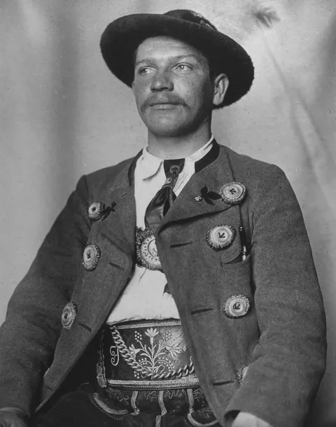 Immigrants arriving in the US through Ellis Island from 1906 to 1914 captured by photographer Augustus Frederick Sherman