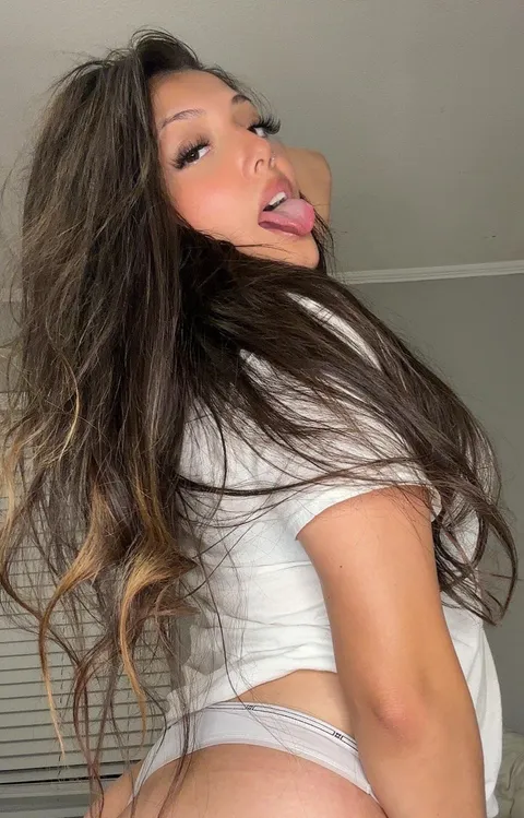 Pretty Latina ready to take your load!