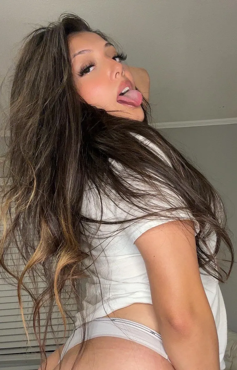 Pretty Latina ready to take your load!