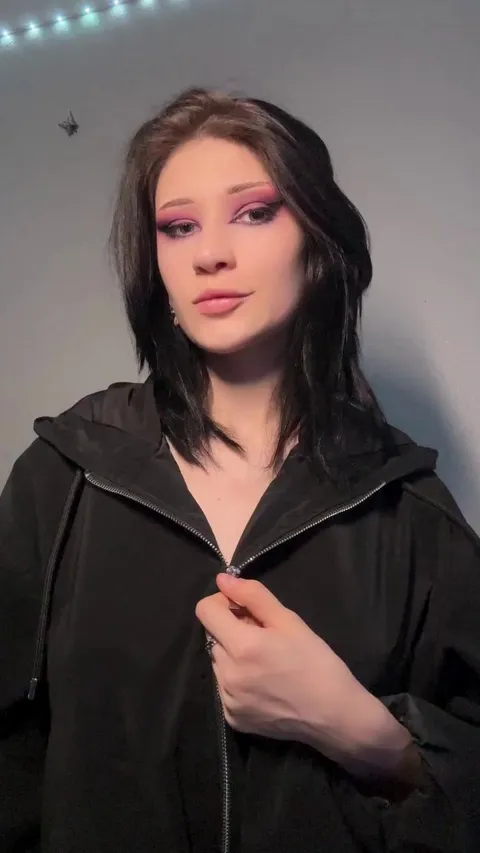 Gorgeous goth tits(reveal)