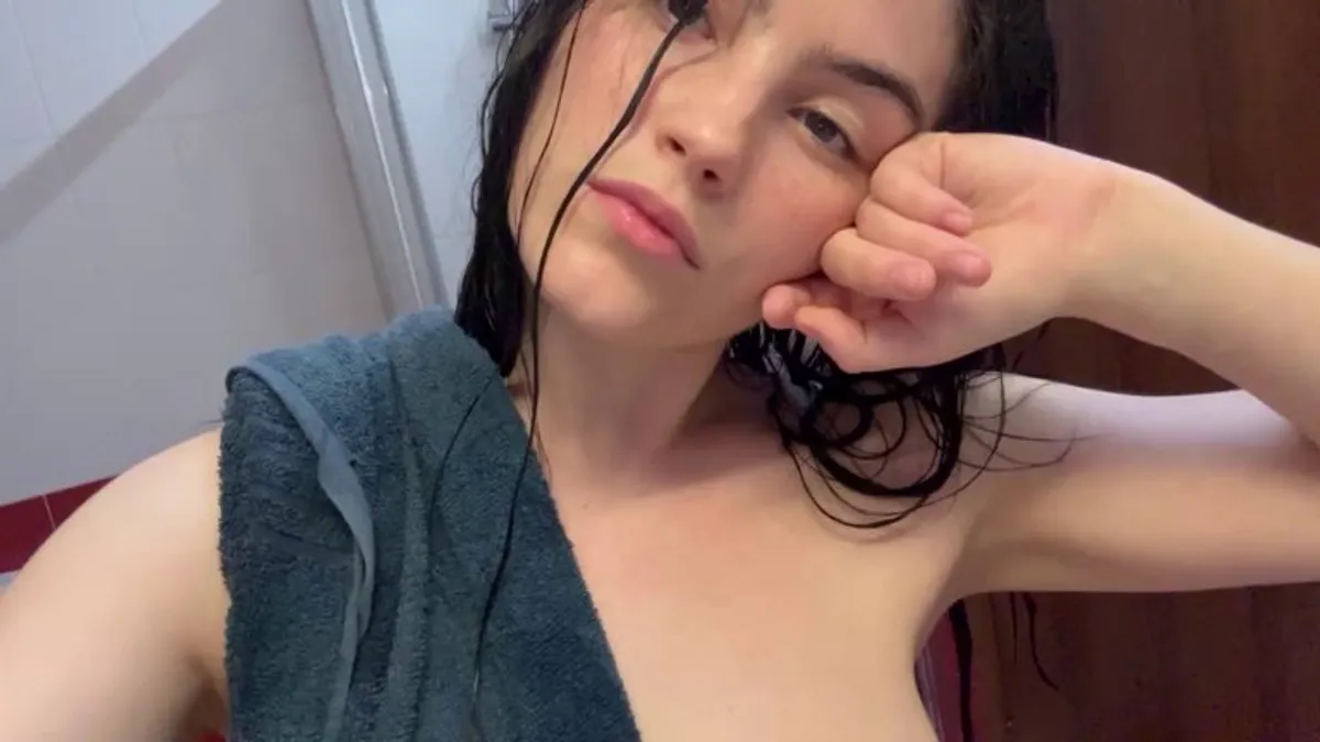 Am I still cute and fuckable after shower with no makeup on?🤓