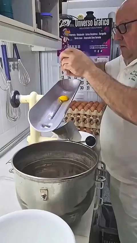 Egg yolk and egg white separator