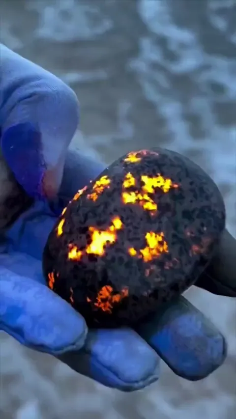 🔥Syenite rocks with sodalite fluorescing orange when exposed to UV light. 