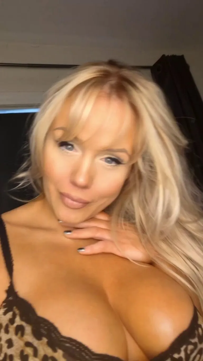 A Mombod so sweet it needs to be decorated with icing