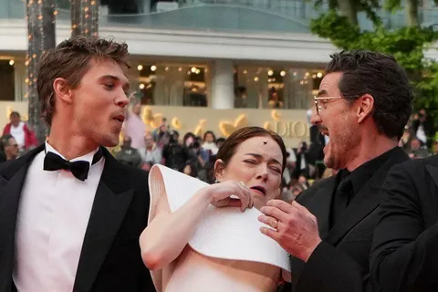 PsBattle: Emma Stone reacting to a bee