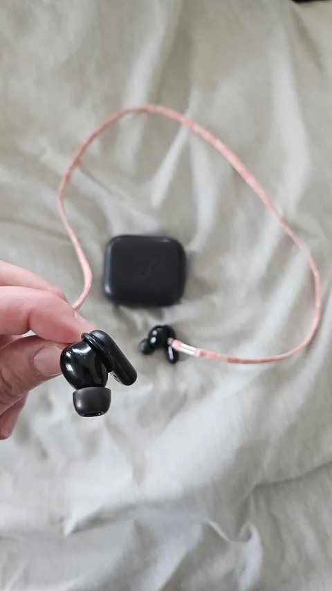 Use glasses neck strap for Bluetooth earbuds during rigorous work