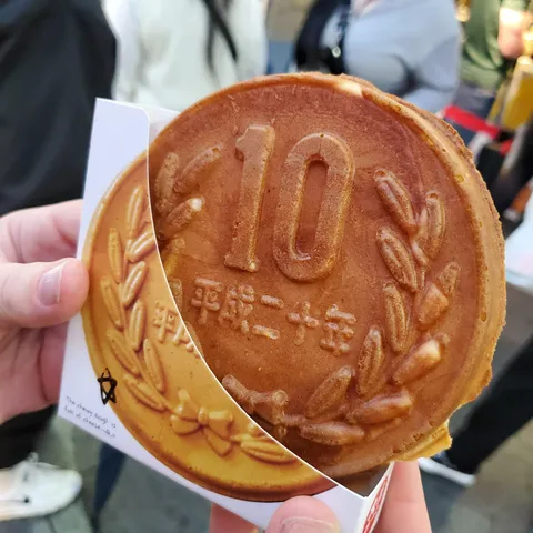 [I ate] A 10-yen coin custard-filled pancake
