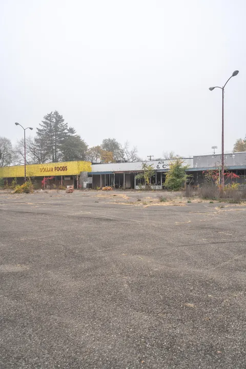 I found the most apocalyptic shopping center ever