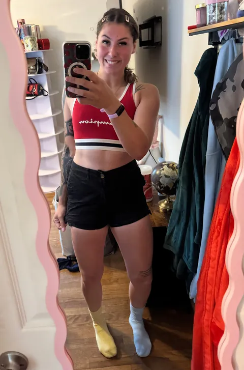 Born in 1999, 1 kid... Am I still hot? 🫣➡️ F26