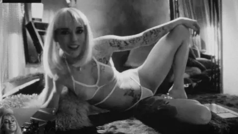 Jehnny Beth great plots in Paris, 13th District (FR-2021) - slowed at 60fps, zoom