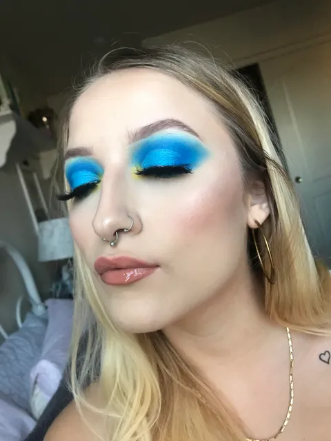 Some girl tried to insult my makeup by saying I wear 5000 pounds of it....so I wore 5000 pounds of makeup