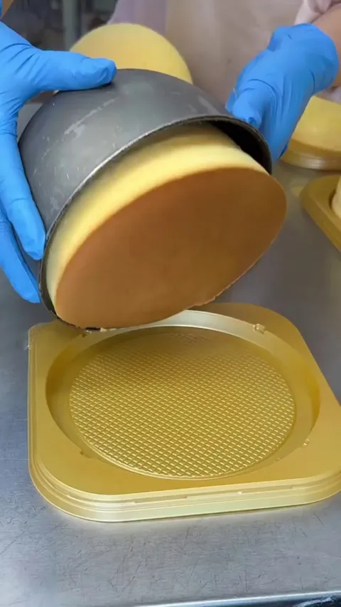 Fluffy soufflé cheesecakes wiggle