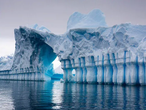 🔥 Ice formations in Antarctica that look like ice walls, columns, and an archway.