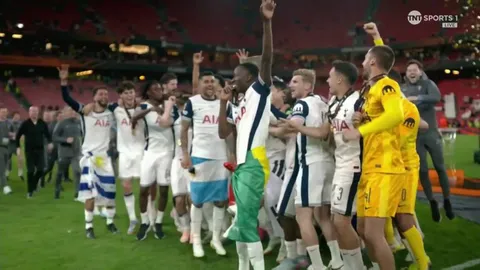 Son Heung-min lifts the Europa League trophy!