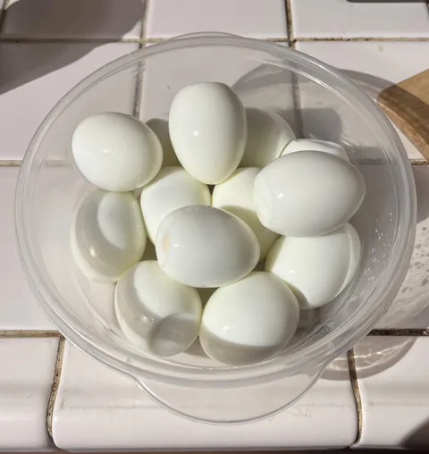 [homemade]Thirteen perfectly peeled boiled eggs