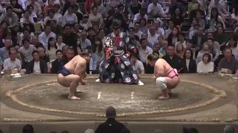 Grand Sumo wrestler Ura performs takedown of much larger Takayasu using an incredibly rare technique, only the 6th time in 25 years (basically a technique with 0.02% chance of winning).