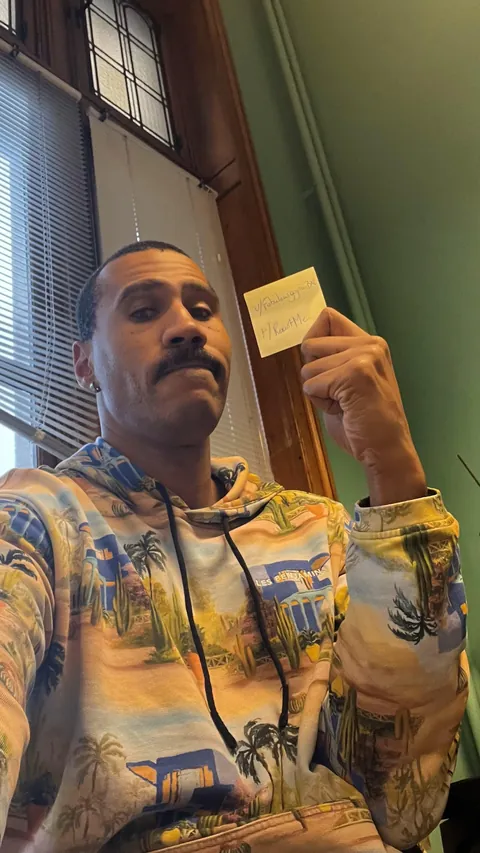 Psychonaut, gay and spending all my free time at raves. What you got?