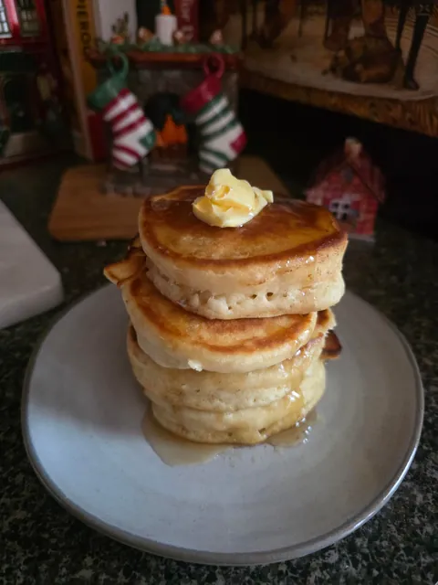 [Homemade] Fluffy Buttermilk Pancakes with Syrup &amp; Butter