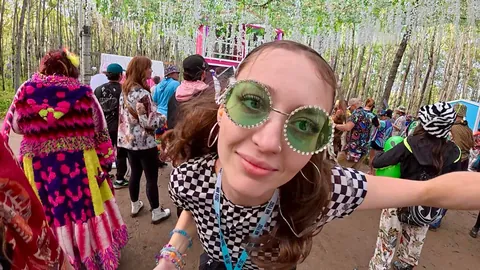 23F , im a DJ and a server. Im a bisexual with two cats because i cant get any pussy, and im afraid of hot women. do your worst incels