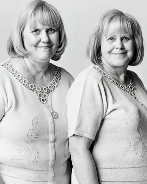 Photographer François Brunelle spent 20 years documenting unrelated strangers who look exactly like twins.