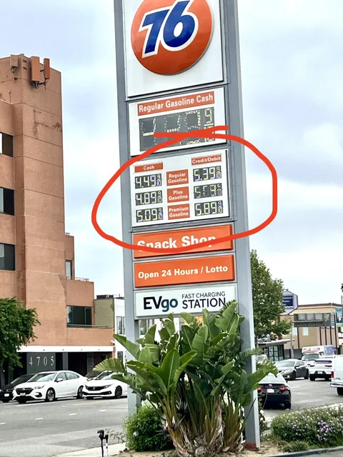 Difference in price for a gallon of gas if you pay with cash vs credit card --