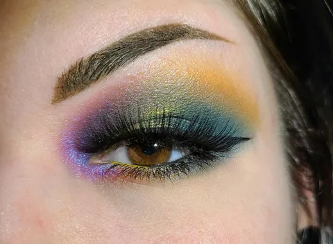 Shoutout to the little chunk of eyeliner ON my pupil. 😂 In hindsight, I wish I spent just ONE more minute blending the teal but oh well, I was just having fun trying different colours together and loved it!