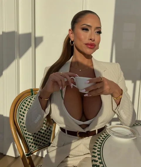 Pure class and elegance! She is the definition of a perfect Trophywife and a great example that a woman does not need crazy big implants to reach her full beauty potential! Shape and Proportions > Size!