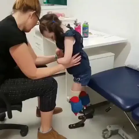 This incredible moment when little Mia discovers the pleasure of being able to walk with prostheses.