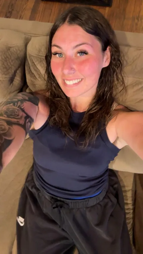 Born in 1999, 1 kid... Am I still hot for a natural mom? 🫣➡️