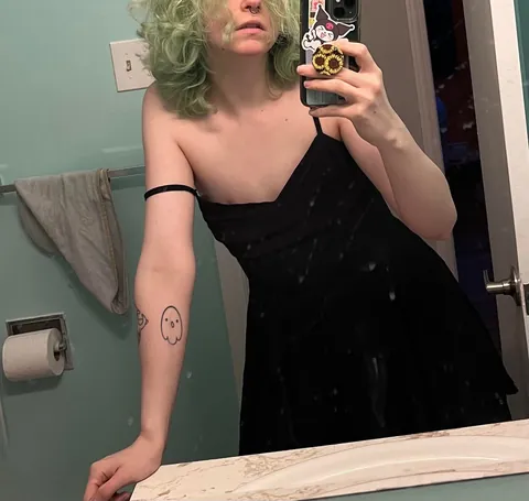 tiny trans femboy anyone? 🍑💕🏳️‍⚧️