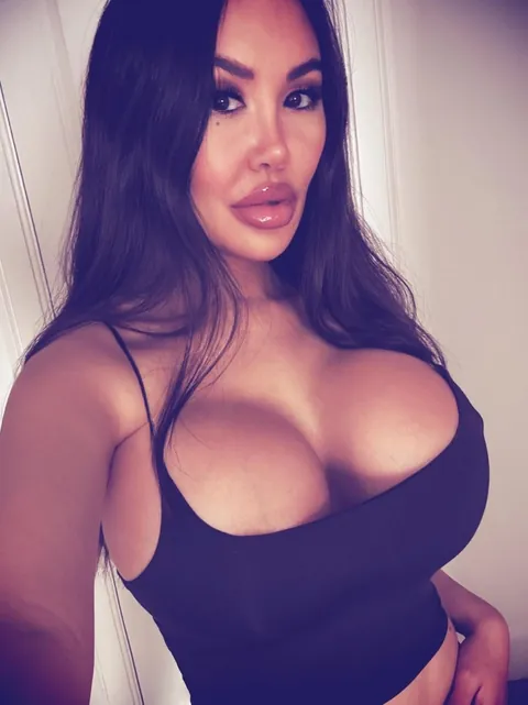 New to me. Lovely Asian bimbo. 🔥🔥🔥