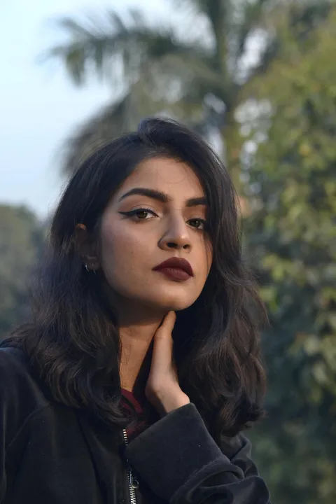 Trying a bold lip and winged liner with my new haircut. What do you guys think? (CC welcomed!) 😊