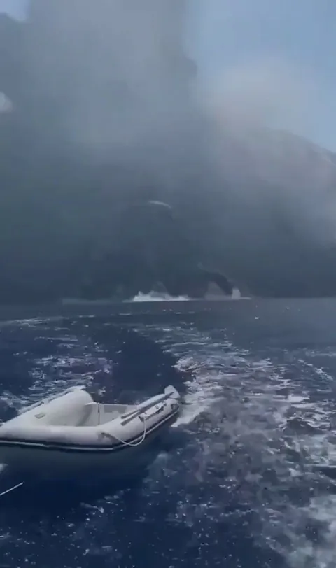 Boaters capture footage of an erupting Mount Stromboli.