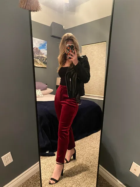 Sip and Yap Friendsmas outfit