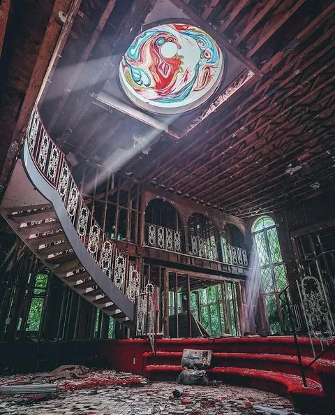 Abandoned party mansion deep in the Maryland forest
