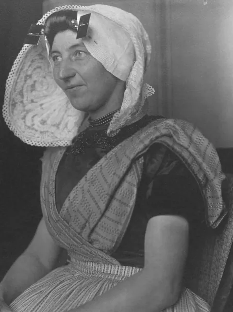 Immigrants arriving in the US through Ellis Island from 1906 to 1914 captured by photographer Augustus Frederick Sherman