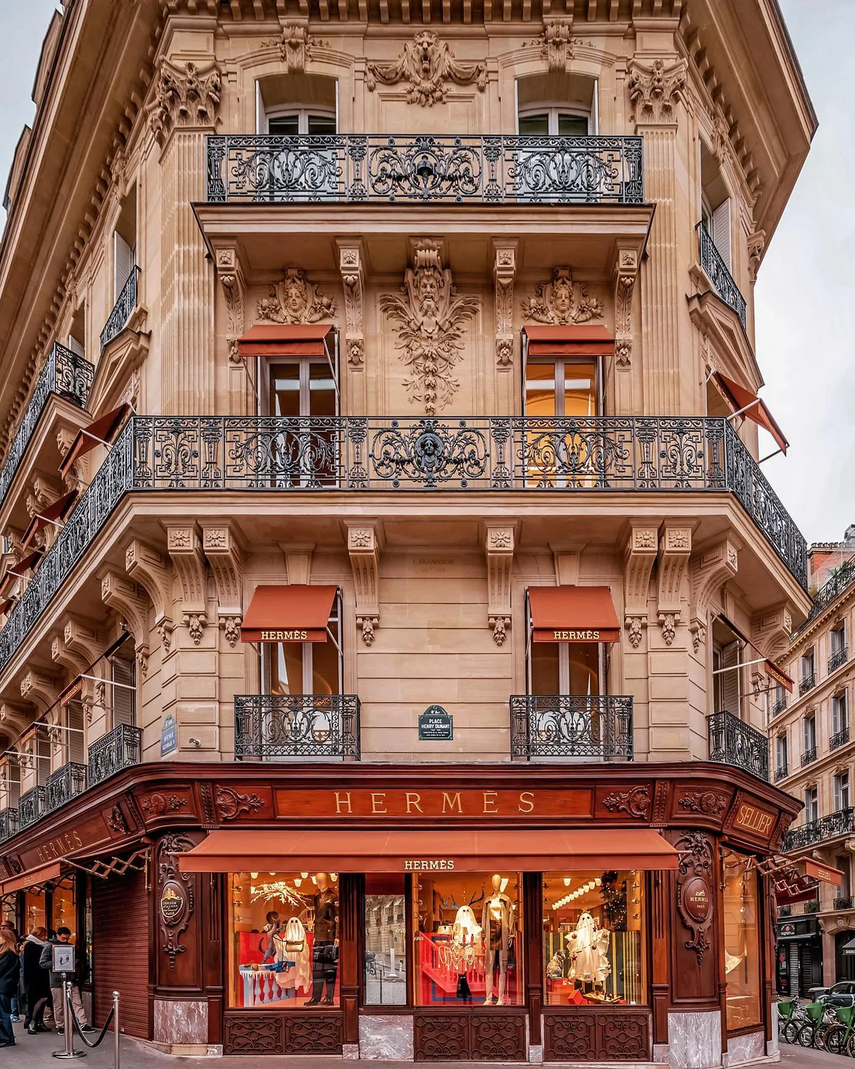 Corner facade of a Haussmann building with mahogany-rimmed windows and pink Haumont marble bases, Place Paul-Émile-Victor, 8th arrondissement of Paris, France.