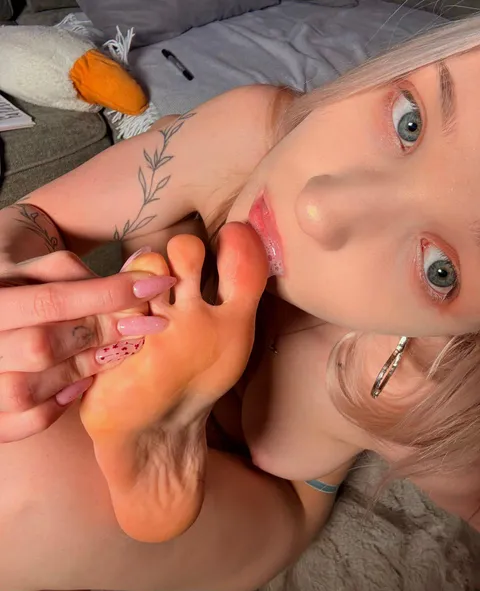 wld you like to lick my toes like I do