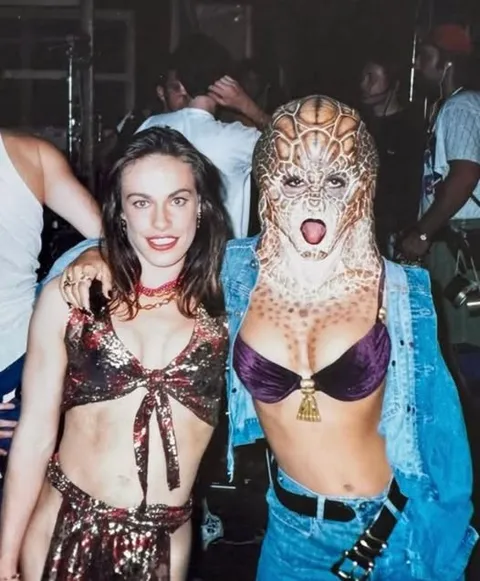 A behind the scenes photo of Salma Hayek with her stunt double from ‘From Dusk Till Dawn’ (1996)