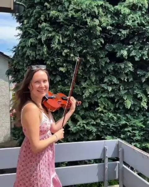 🔥 Bird mimicking violin tunes