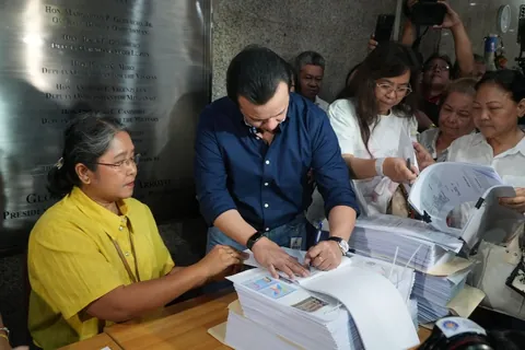 Trillanes files Plunder Charges against VP Sara at the Ombudsman